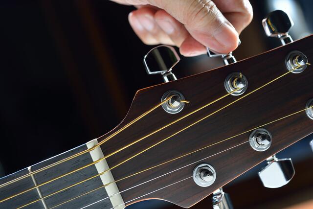 Montering af stemmeskruer - Western guitar
