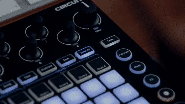NOVATION - CIRCUIT - Groovebox with sample import  ** UDSOLGT **
